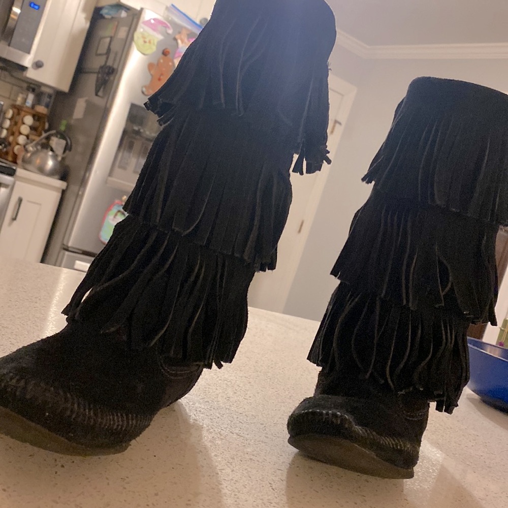 Black fringe Minnetonka boots - Picture 15 of 16